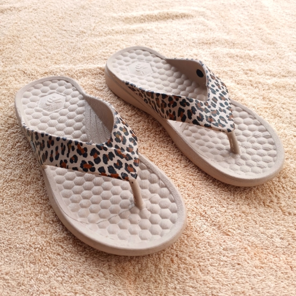 NWOT Joybees Animal Print Sandals - Picture 2 of 12